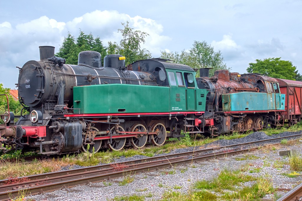 HDR urbex trein train chemin de fer Junkyard urban graffiti oldtimer junk decay vervallen abandoned abondonne vandalisme